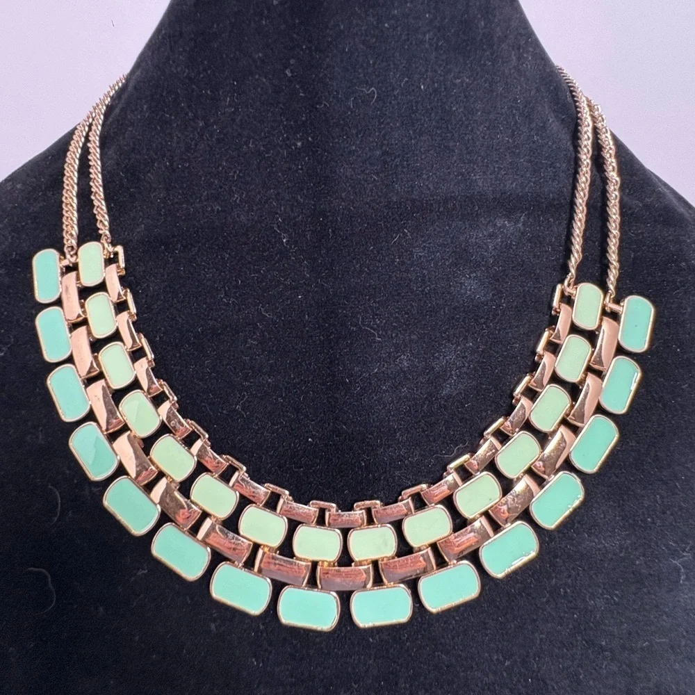 Gorgeous Vintage Inspired Gold Tone and Green Bib-Style Necklace - Picture 2 of 9